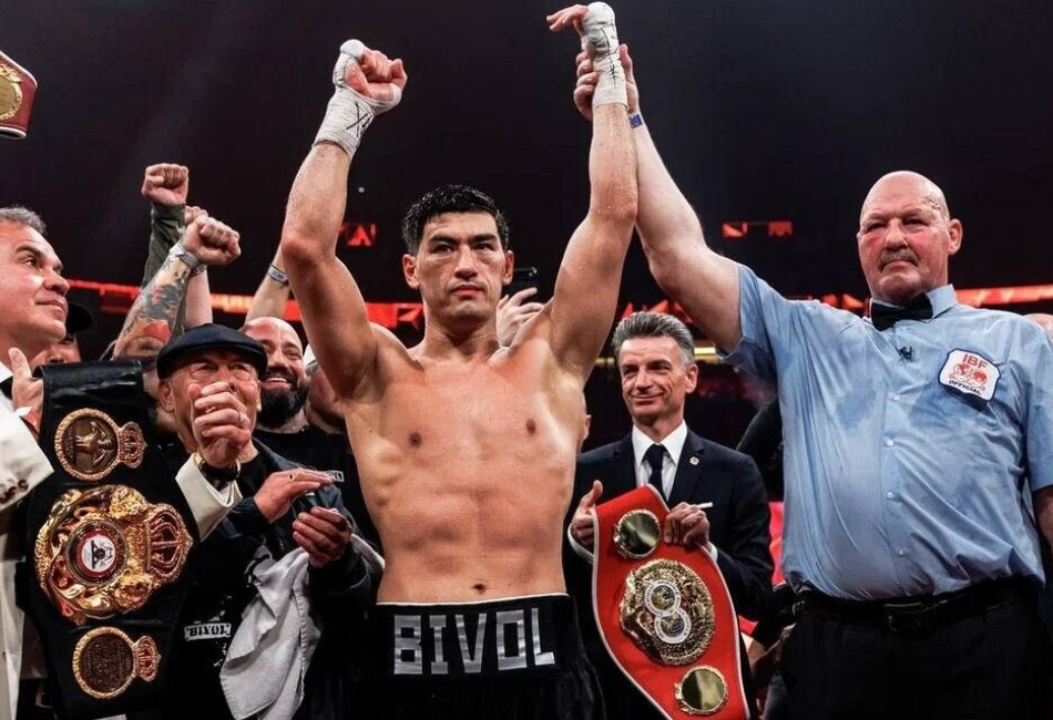 Дмитрий Бивол уверенно защитил титулы WBA и IBF