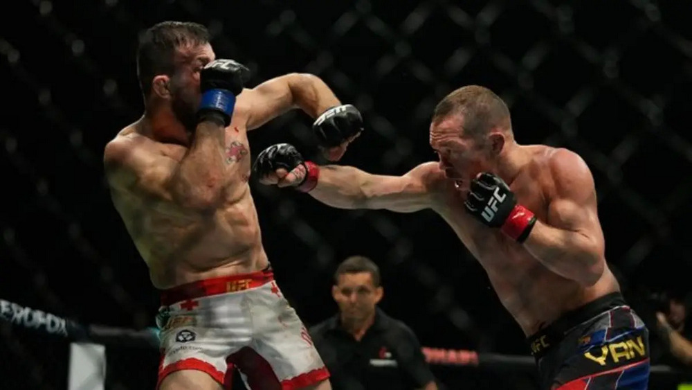 Российский боец Пётр Ян успешно защитил титул чемпиона UFC в легчайшем весе